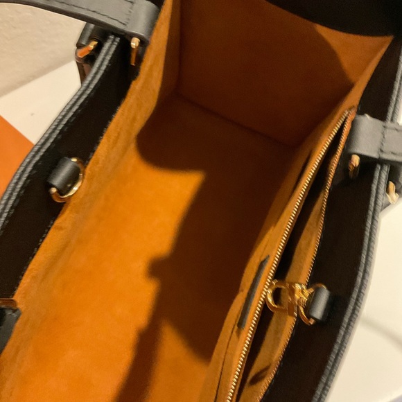 Louis Vuitton M45595
Onthego MM black handbag - Picture 10 of 12